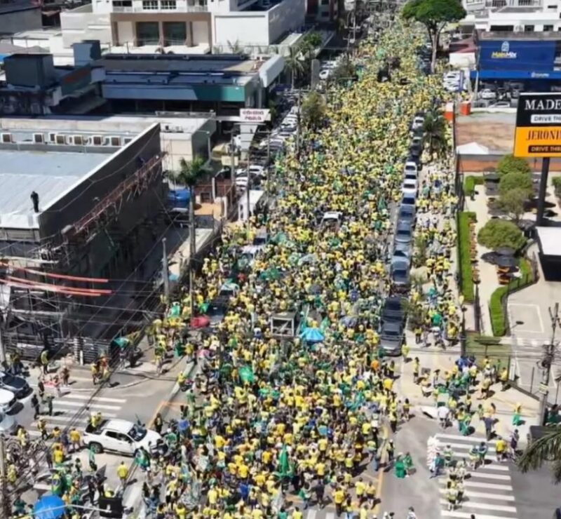Ato político em Goiânia reúne aliados de Flávio Bolsonaro na véspera da votação